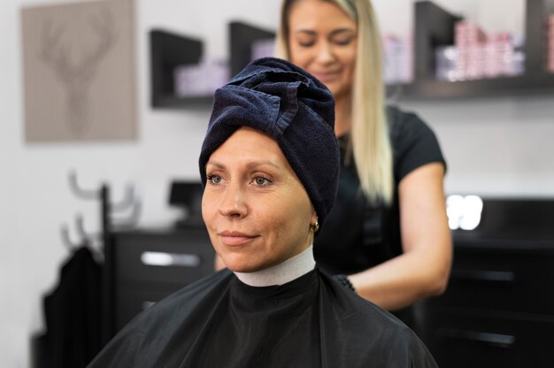 Frau lässt sich im Schönheitssalon die Haare machen