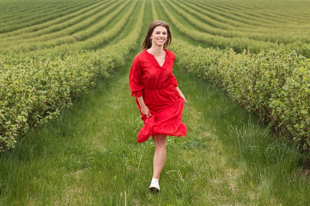 Kostenloses Foto frau läuft im feld