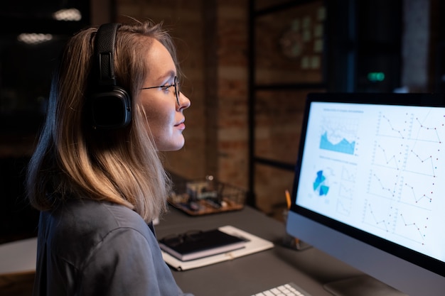 Frau liest auf dem Monitor