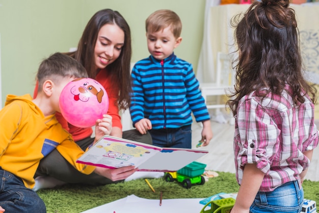 Frau liest Geschichten für Kinder