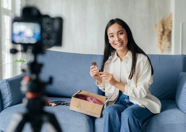 Frau Live-Streaming zu Hause mit Make-up-Tools