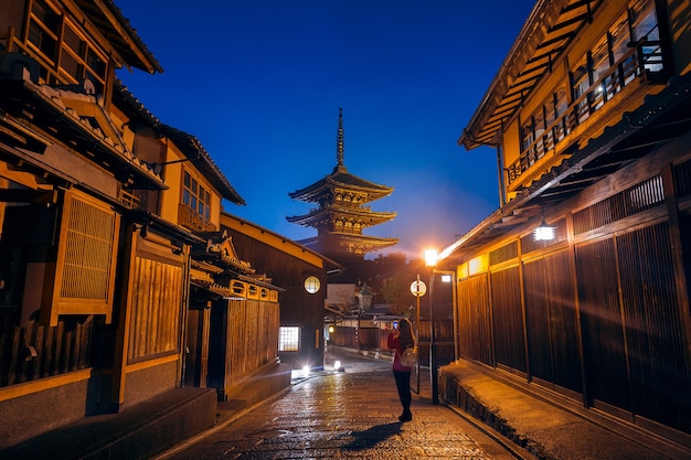 Frau machen ein Foto bei Yasaka Pagode und Sannen Zaka Straße in Kyoto, Japan.