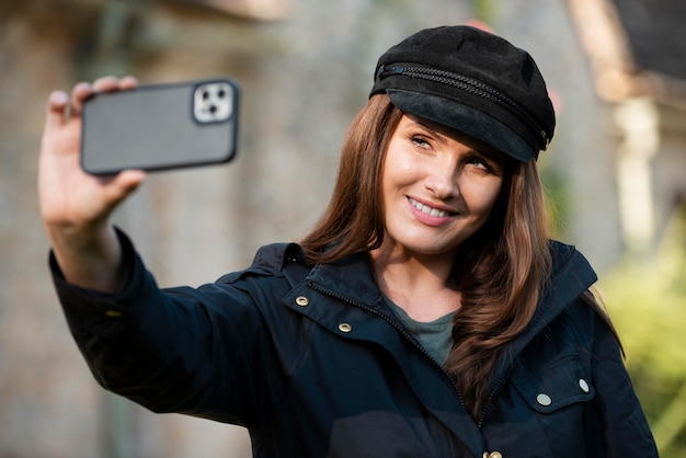 Kostenloses Foto frau macht auf reisen ein selfie