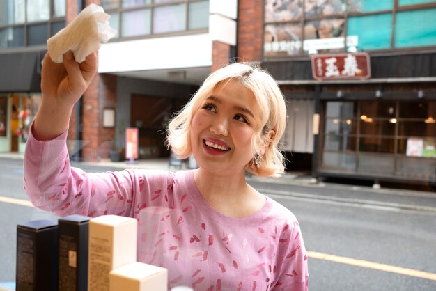 Frau macht das Schaufenster eines japanischen Friseurs fertig