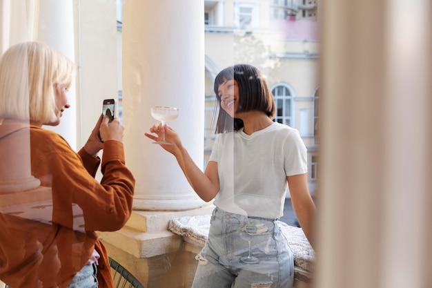 Frau macht ein Foto von ihrem Freund