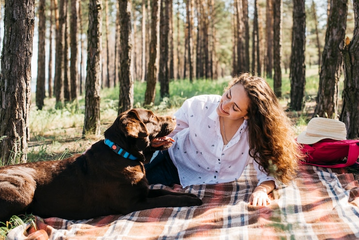 Kostenlose Foto frau macht ein picknick mit ihrem hund