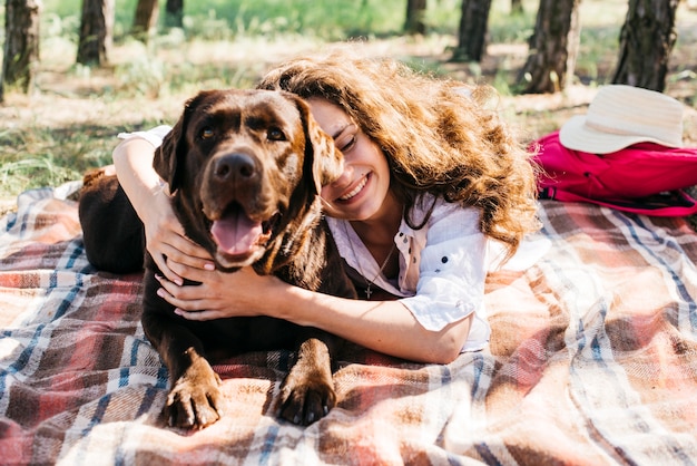 Frau macht ein Picknick mit ihrem Hund