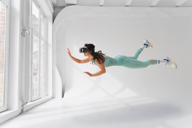 Frau macht Fitness mit VR-Brille