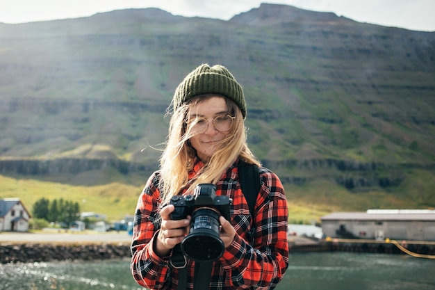 Frau macht Fotos von epischem Kreuzfahrtschiff im Fjord