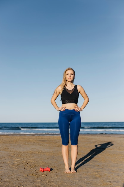 Frau macht Gymnastik am Strand