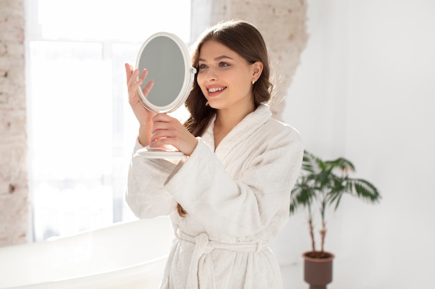 Kostenloses Foto frau macht ihr selfcare-ritual