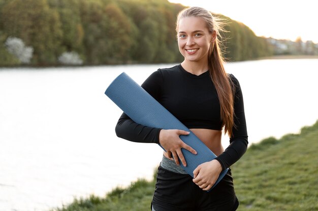 Frau macht ihr Training alleine im Freien