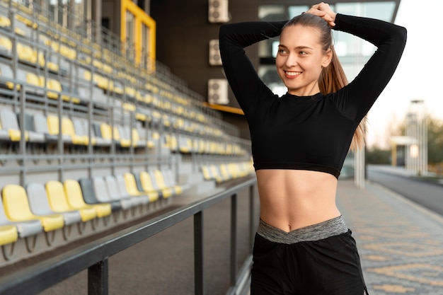 Frau macht ihr Training alleine im Freien