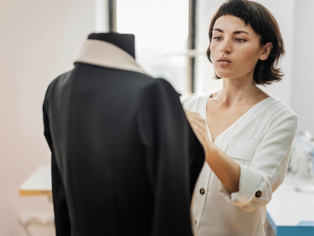 Kostenloses Foto frau macht jacke