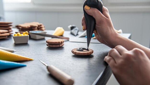 Frau macht Lebkuchen-Sonnenblumen-Lebkuchen-Design-Workshop