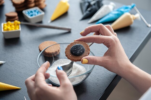 Frau macht Lebkuchen-Sonnenblumen-Lebkuchen-Design-Workshop