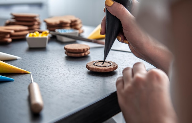 Kostenloses Foto frau macht lebkuchen-sonnenblumen-lebkuchen-design-workshop