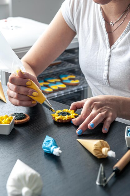 Frau macht Lebkuchen-Sonnenblumen-Lebkuchen-Design-Workshop