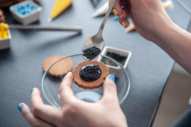 Kostenloses Foto frau macht lebkuchen-sonnenblumen-lebkuchen-design-workshop