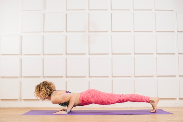 Kostenloses Foto frau macht push-ups auf yogamatte