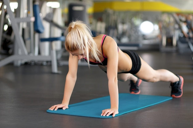 Frau macht pushupsv