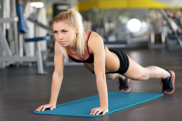 Frau macht pushupsv