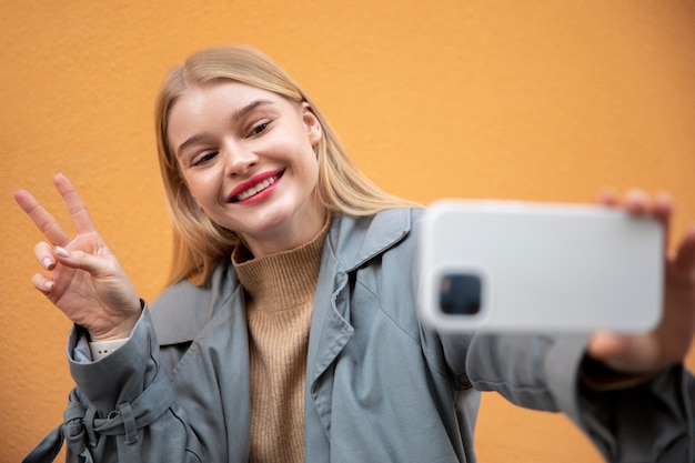 Kostenloses Foto frau macht selfie mittlerer aufnahme