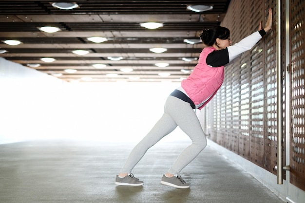 Frau macht Sport im Freien