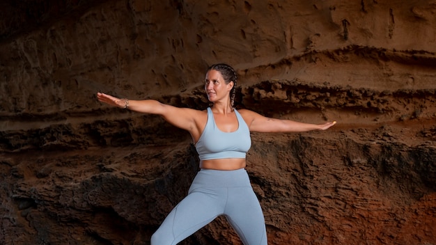 Frau macht Yoga mittlerer Schuss