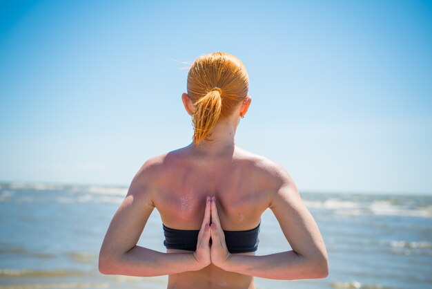 Frau macht Yoga Reverse namaste