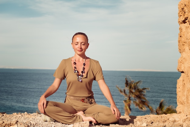 Kostenloses Foto frau macht yoga