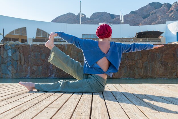 Frau macht Yoga