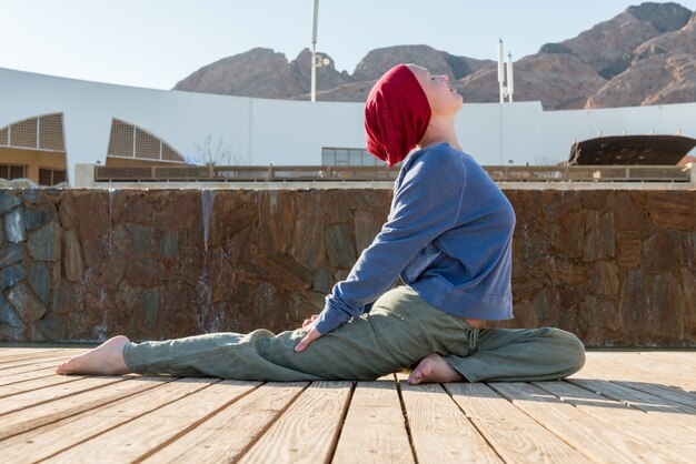 Frau macht Yoga