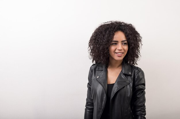 Frau mit Afro-Frisur in schwarzer Lederjacke