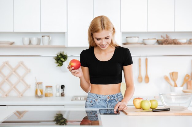 Frau mit Apfel mit Tablet-Computer