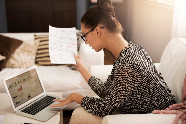 Frau mit Arbeit am Computer verbunden