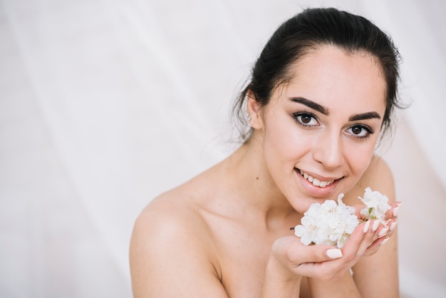 Frau mit aromatischen Blumen