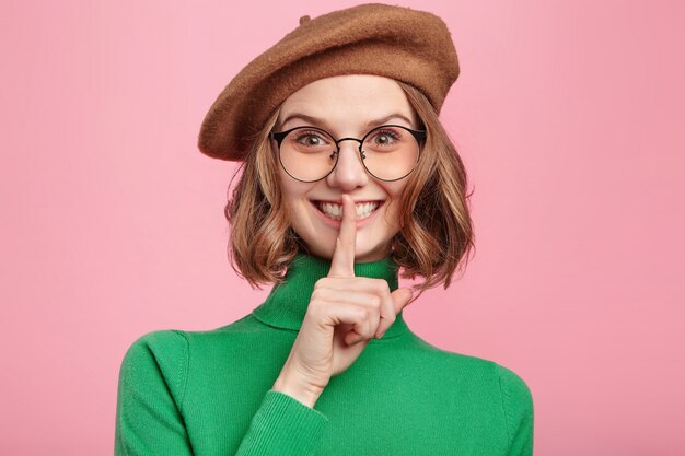 Frau mit Baskenmütze und Rollkragenpullover