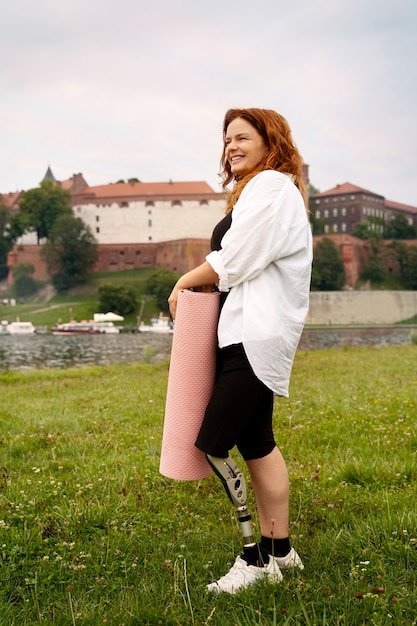 Kostenloses Foto frau mit beinprothese beim yoga