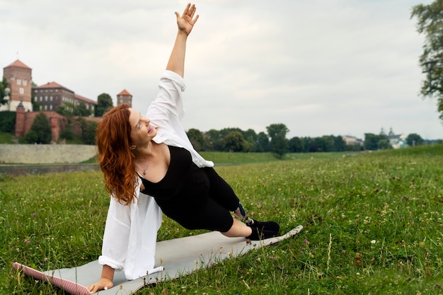 Kostenloses Foto frau mit beinprothese beim yoga