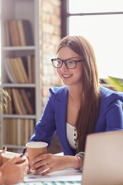 Frau mit blauem Blazer in einer Besprechung