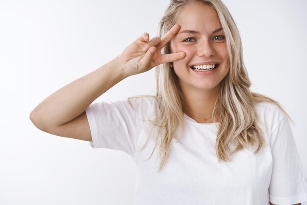 Frau mit blonden Haaren, die freundlich und sorglos lächelt