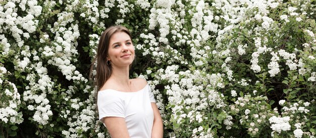 Frau mit Blumen dahinter