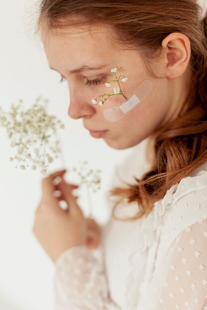 Frau mit Blumen im Gesicht