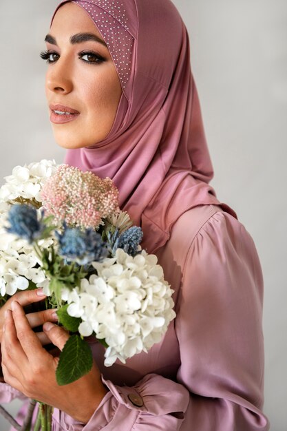 Frau mit Blumen mittlerer Schuss