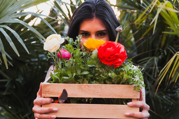 Kostenloses Foto frau mit box mit blumen