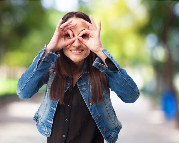 Kostenloses Foto frau mit brille mit den fingern gemacht