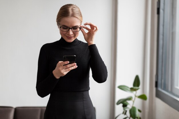 Kostenloses Foto frau mit brille mit handy