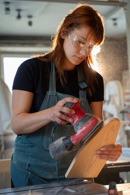 Frau mit Brille mittlerer Schuss