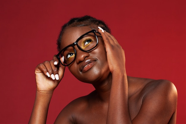 Kostenloses Foto frau mit brille mittlerer schuss